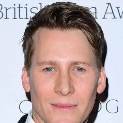 Dustin Lance Black Biography, Age, Height, Wife, Net。